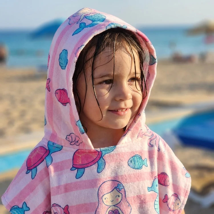 Dziewczynka w Ponczo Bulbulki™ Matching na plaży